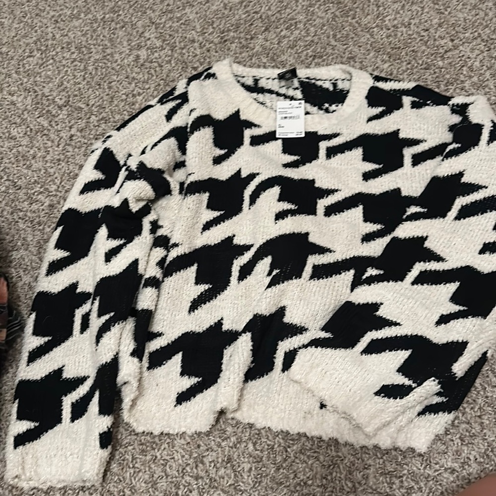 Black and white sweater design NWT